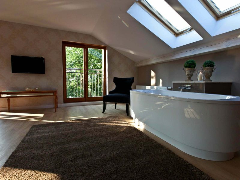 Romantic Suite with bathtub